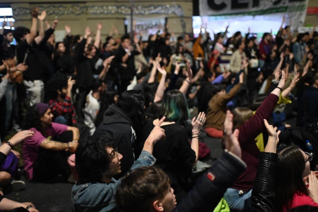 estudiantes-tomaron-la-facultad-de-filosofia-y-letras-de-la-uba-en-reclamo-al-veto-a-la-ley-de-financiamiento-universitario