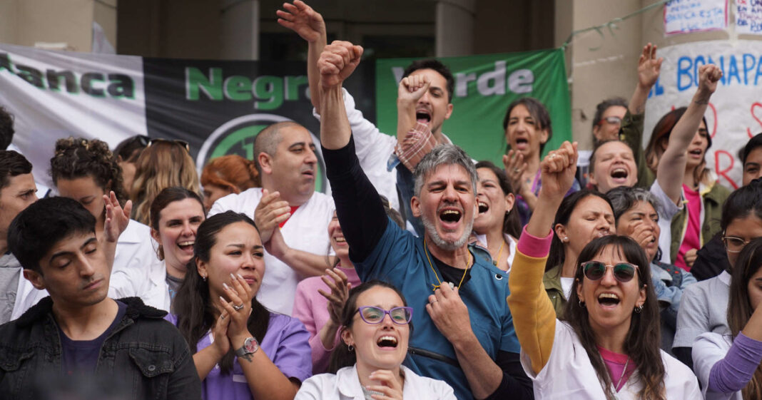 protestas-contra-milei:-los-medicos-marchan-a-plaza-de-mayo-contra-los-recortes-en-salud-y-vuelve-la-“fila-del-hambre”-en-capital-humano