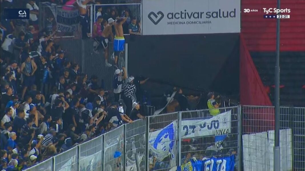 hubo-graves-incidentes-entre-hinchas-de-boca-y-la-policia-en-una-de-las-tribunas-en-el-partido-con-gimnasia